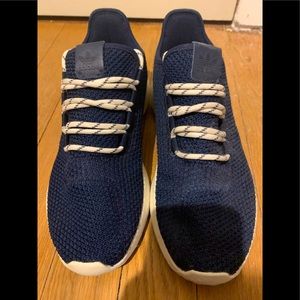 Adidas sneakers unisex gently worn size 6 boys 🔥